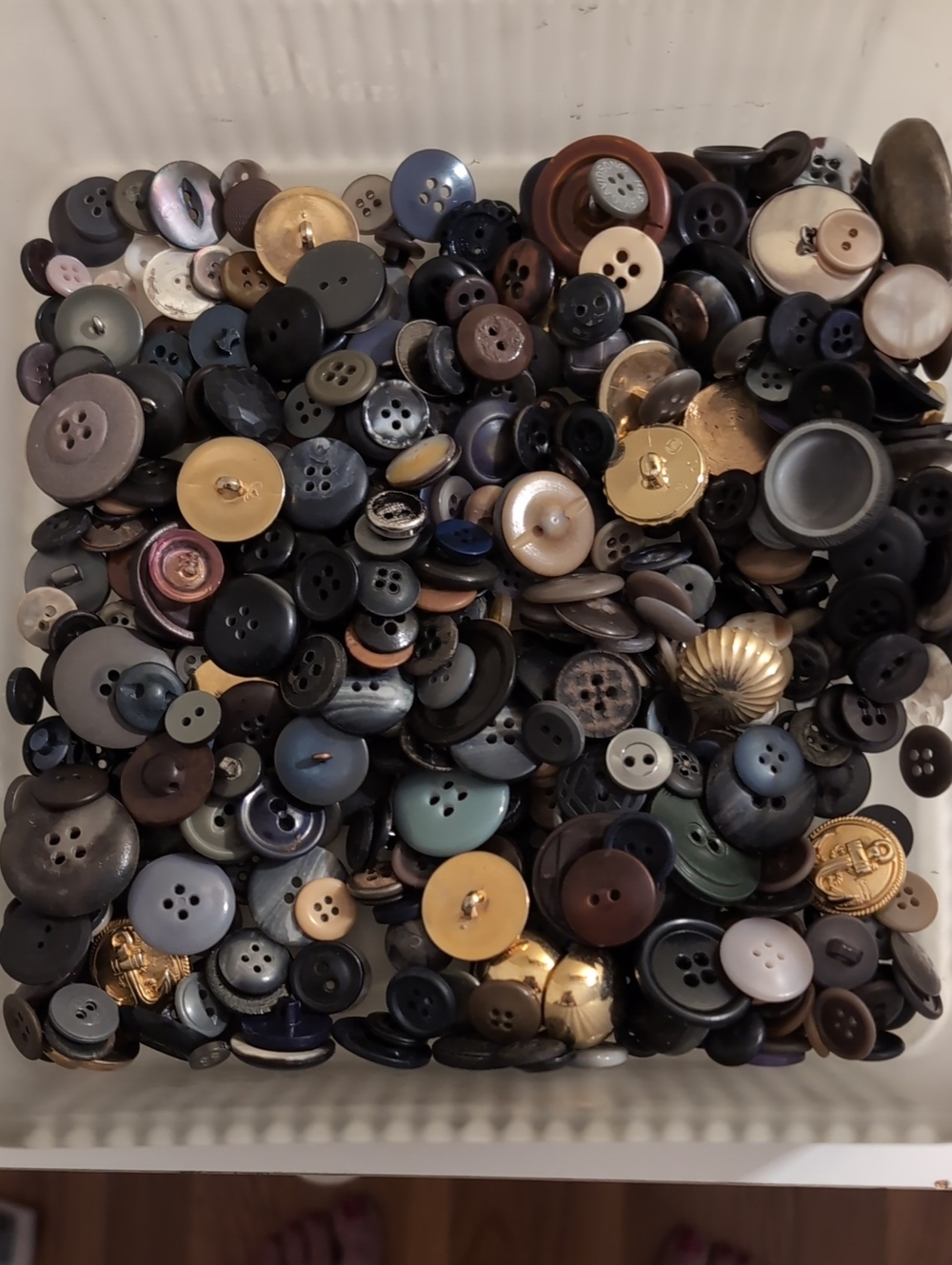 Assorted Vintage Buttons 15 Oz. Mostly Plastic - Picture 3 of 4